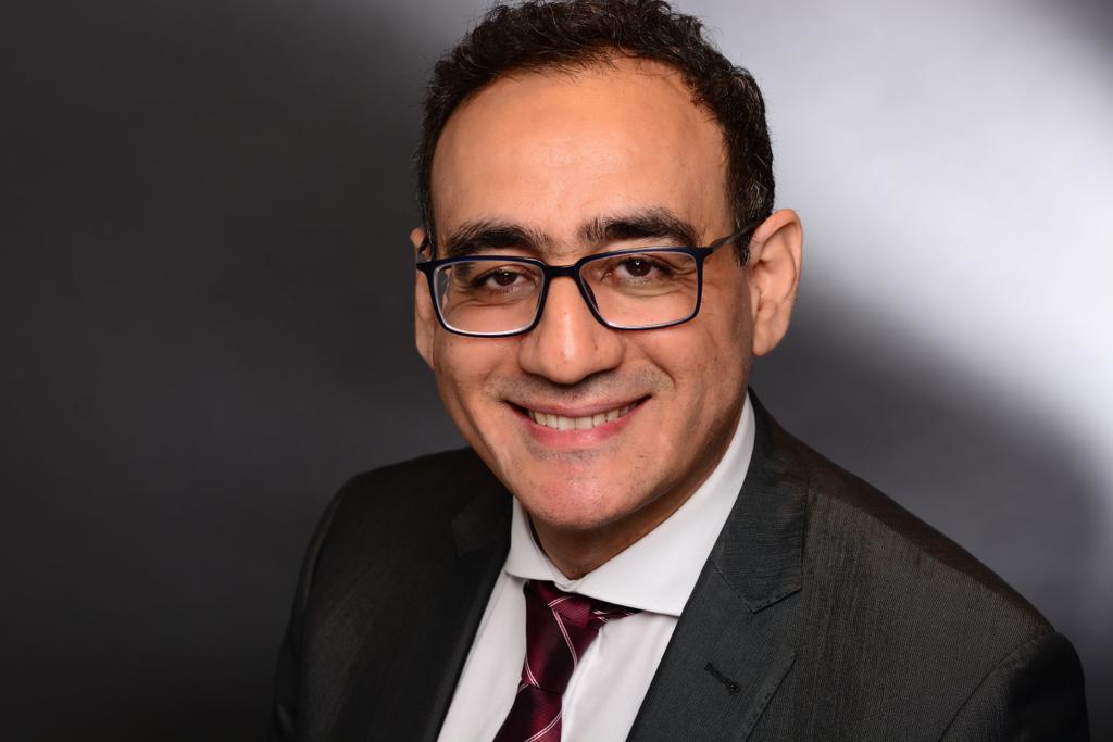 دكتور ياسر الهوارى استشارى طب وجراحة الفم والاسنان